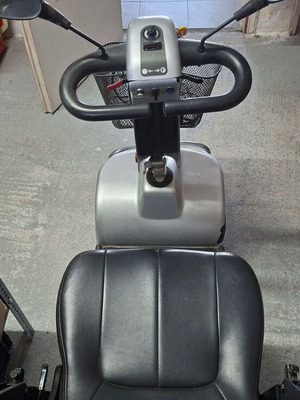Electric wheelchair with battery