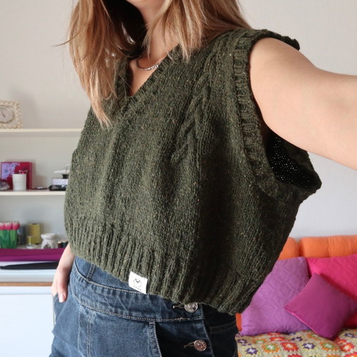 Handmade sleeveless knit like new, size M-L, green