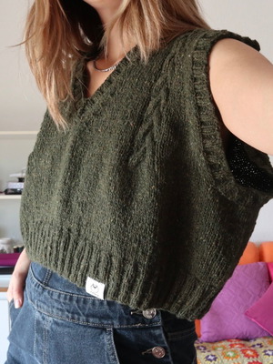 Handmade sleeveless knit like new, size M-L, green