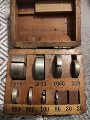 Vintage ξύλινο κουτί με βαρίδια για ζυγαριά .Λείπουν 2