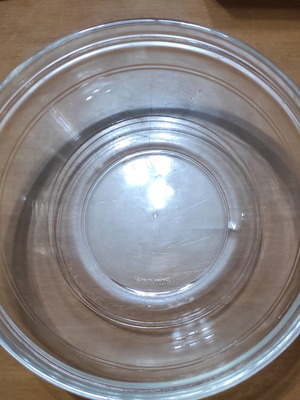 Set of two large bowls like new, 23 cm diameter, transparent for salads