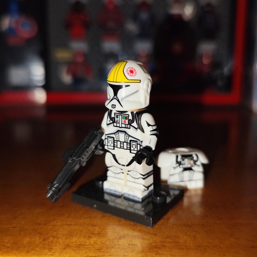 Clone Trooper Pilot (Phase 1) figure like new with base and blaster