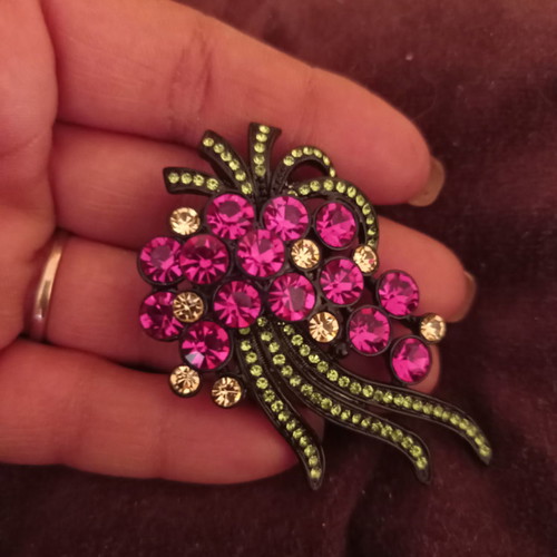 Pin necklace like new