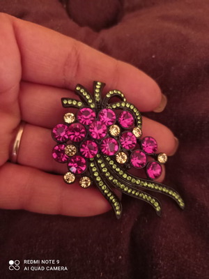 Pin necklace like new