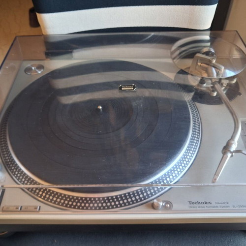 Technics Quartz Direct Drive Turntable System SL-1200 MK2 like new with Ortofon Concorde