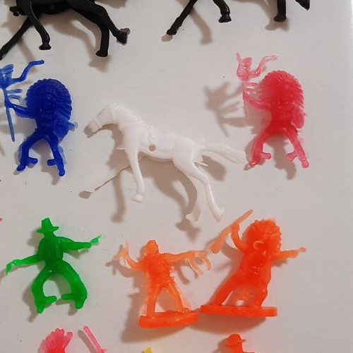 Vintage '70s Small Figures Soldiers-Indians-Cowboys Like New, Pack