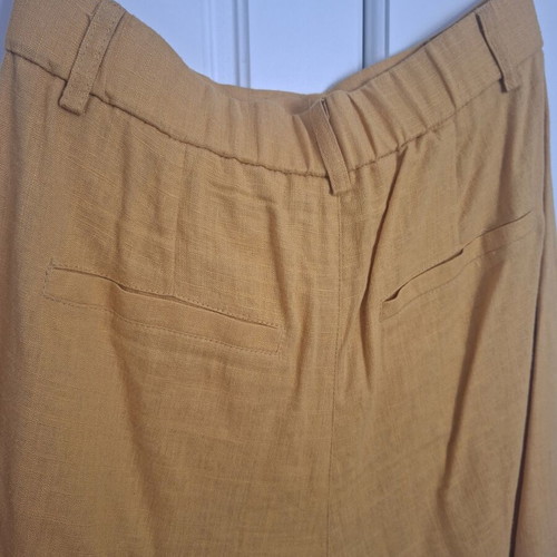 Mustard shorts with pockets like new