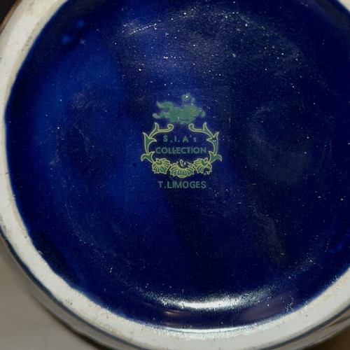 Blue vase with removable lid like new