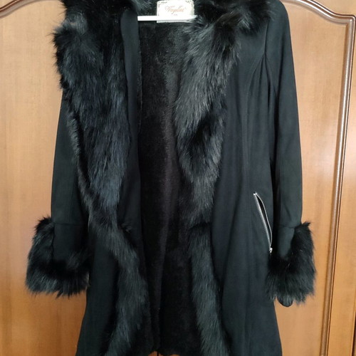 Women's coat like new, black with synthetic fur