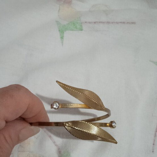 Bracelet new, gold tone