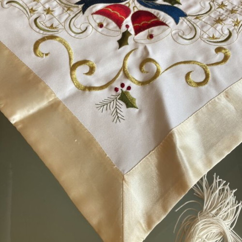 Christmas table linens set like new, 5 pieces