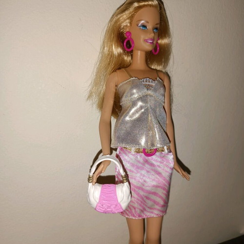 Barbie Doll & Fashions Giftset 2008 used with outfit, bag and 4 pairs of shoes