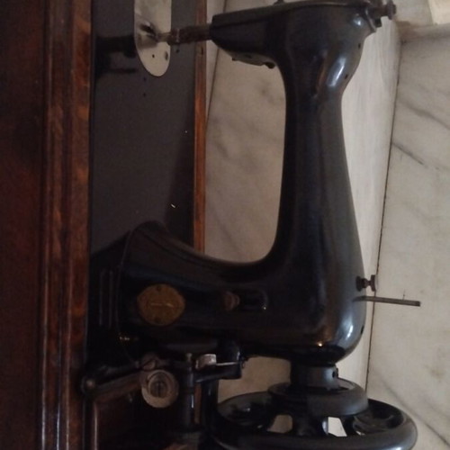Singer sewing machine like new, 2 centuries old, serial number F 33830