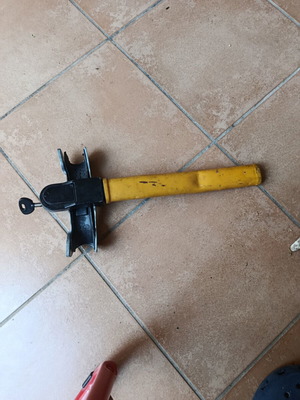 Steering wheel lock like new, T-shaped car security device