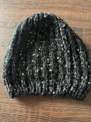 Hat like new gray with gold detail