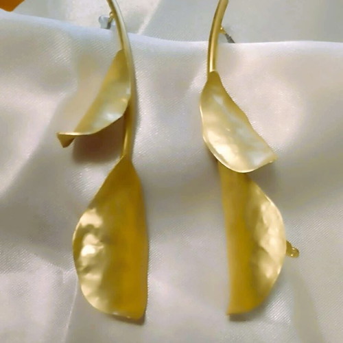 Leaf-shaped earrings in gold color new