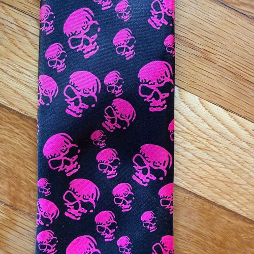 Tie with pink skull pattern, like new