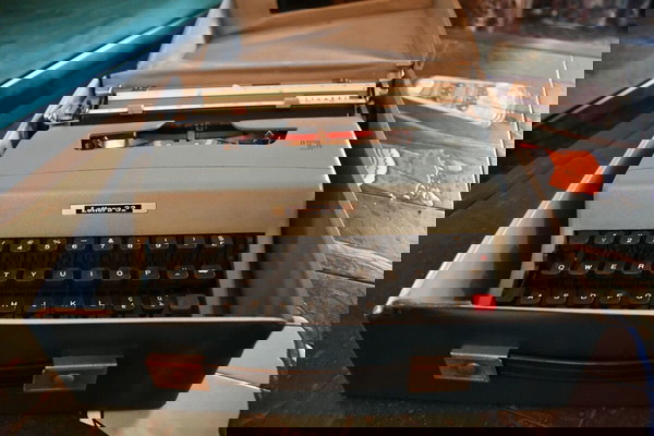 Olivetti Lettera 32 – Ρετρό Γραφομηχανή με Αγγλικό Πληκτρολόγιο (QWERTY)