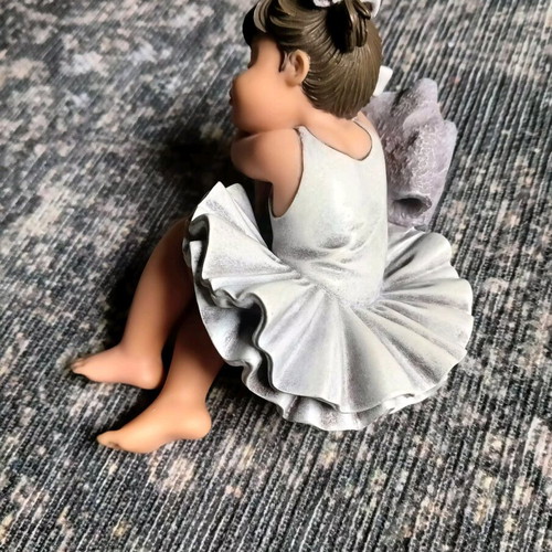 Collectible porcelain figurine Mientras Descanso Nadal Studio new