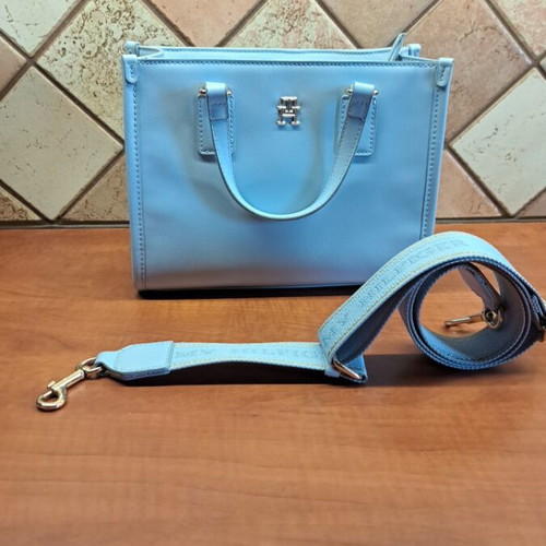 Tommy Hilfiger crossbody bag like new, light blue