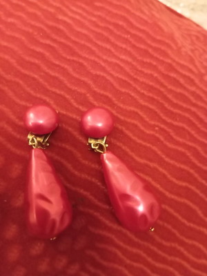 Earrings like new, two pairs red and black