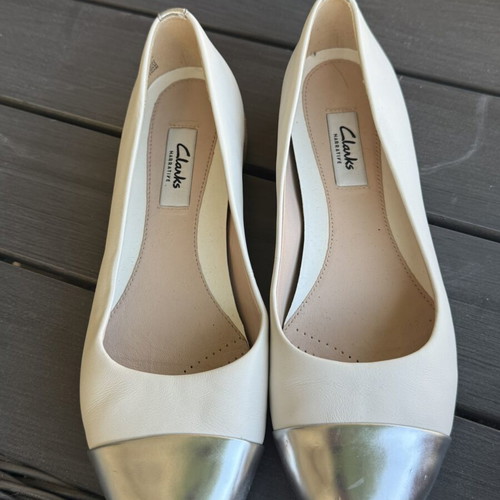 Clarks Narrative ballerinas like new, white leather with silver cap-toe
