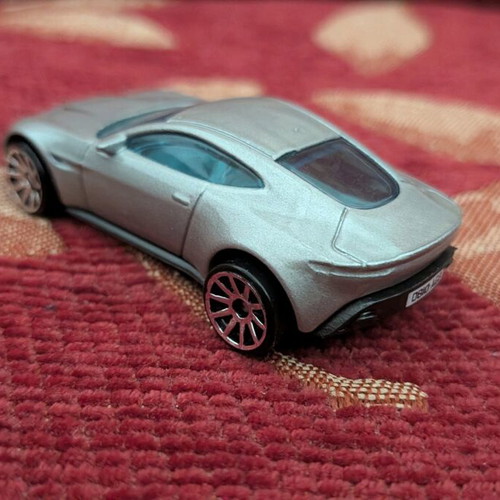 Hot Wheels Aston Martin DB10 like new, silver