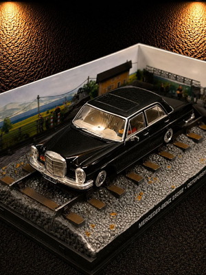 Mercedes-Benz 250SE Octopussy James Bond Collection 1:43 die-cast model