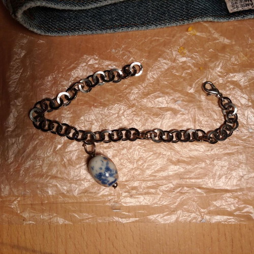 Chain bracelet metal with white-blue bead