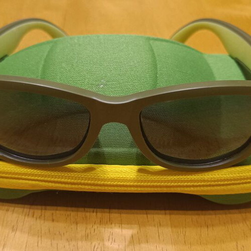 Marasil kids sunglasses like new, green with case