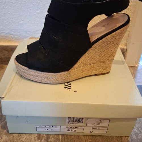 Bella women's black platform shoes like new, suede, size 37