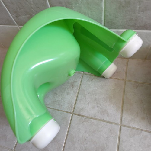 Pouf OK Baby Bath Seat and Child Chair Green like new