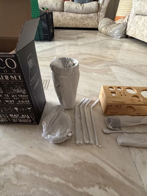 Cocktail set like new, complete with shaker