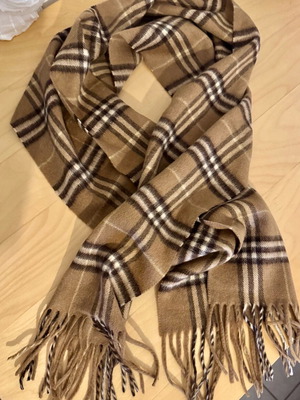 Galléries Lafayette 100% wool scarf like new, beige