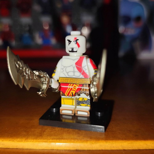 Kratos minifigure like new with Blades of Chaos and stand