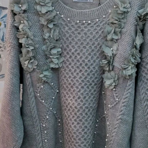 Knitted sweater with organza flowers and pearls, new, one size, gray