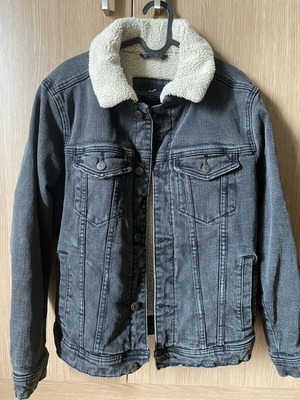 Men's Sherpa-lined Hollister denim jacket like new, black, size XS