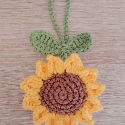 Crochet sunflower keychain 13.5 cm new, brown and yellow