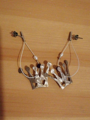 Grunge crown earrings used, silver and white faux pearls