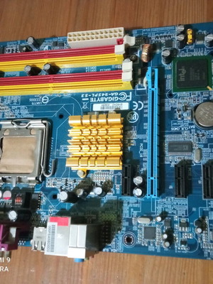 Motherboard used with option for dual-core CPU and cooler