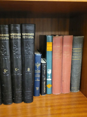 World History volumes like new, 4 books with leather cover