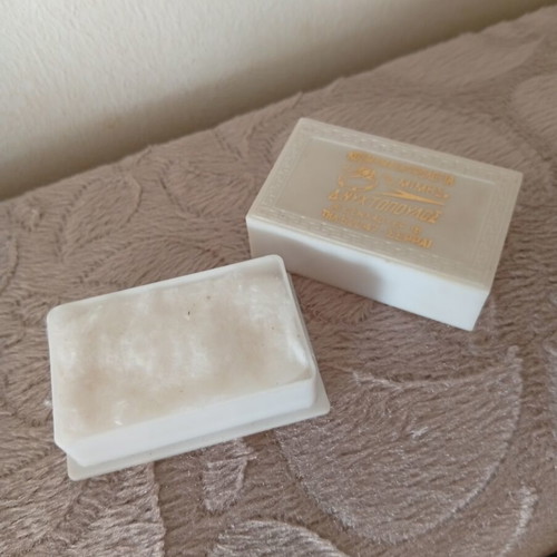 Vintage plastic jewelry box like new