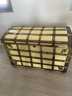 Chest used, dimensions 1.00x0.53x0.67 m