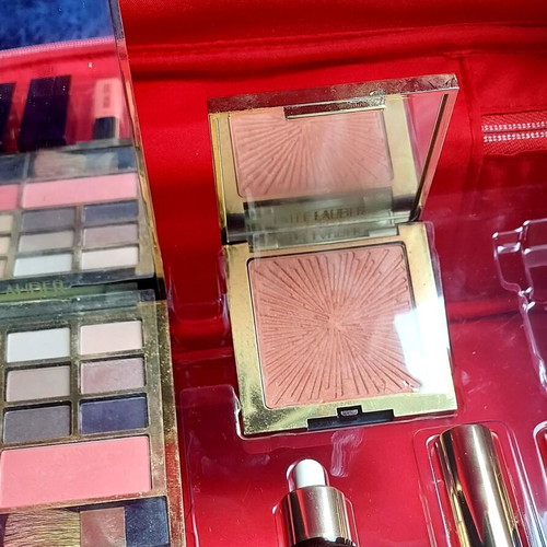 Σετ Estée Lauder Blockbuster μακιγιάζ και περιποίηση προσώπου μεταχειρισμένο, κόκκινο βαλιτσάκι