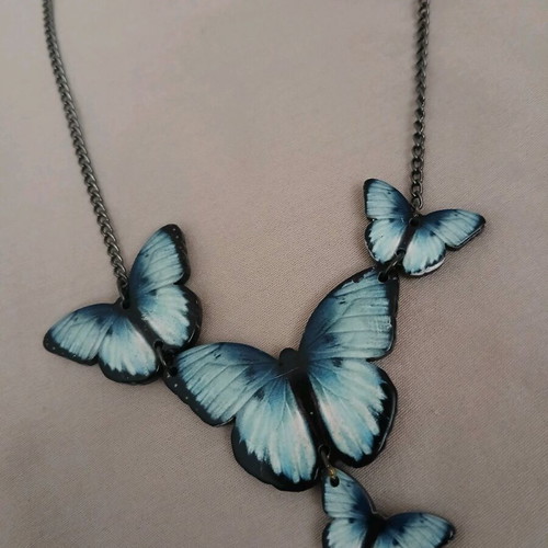 Choker necklace with butterflies like new, blue shades