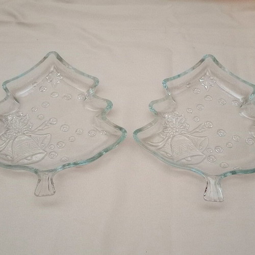 Glass Christmas tree plates set of 2 like new