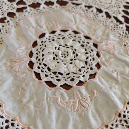 Traditional tablecloth 210x240 like new