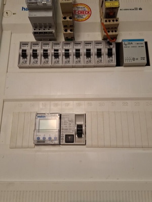 HAGER 2 boards 24 positions like new without front door
