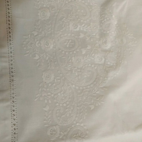 Bed sheet set with embroidery like new, fitted sheet and 2 pillowcases