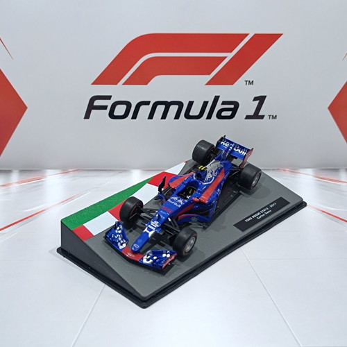 Toro Rosso STR12 2017 Carlos Sainz 1:43 diecast model like new